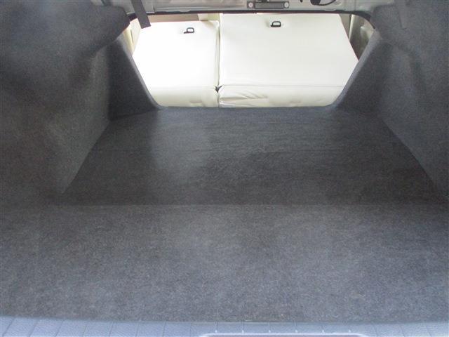 セカンドシート　センター部を倒せば。長尺物も楽々、積み込めます！