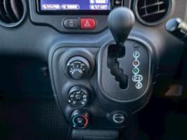 センターメーターと合わせて操作しやすい配置です。シフトレバーやエアコンのダイヤルスイッチに目立つスレや汚れがなく、気持ちよく操作していただけます。【スペイド】