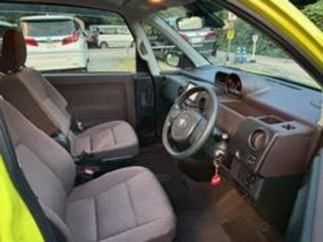 すっきりとした運転席周りで、運転に集中できるスペイドならではのデザインです。ステアリングや操作スイッチ類も目立つスレや汚れがなく、気持ちよくお使いいただける状態を保っています。【スペイド】