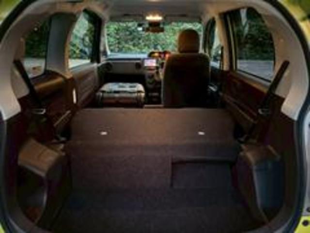 後席を倒すと、広大なフラットな荷室空間が出現！大きな荷物も余裕で積み込める、優れた積載能力が自慢です。【スペイド】