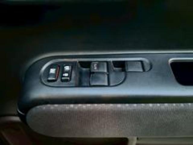 ドアロック、ウィンドウ操作部も使用感少なく良好です。指紋や手垢がつきやすい部分ですが、綺麗に保たれています。【スペイド】