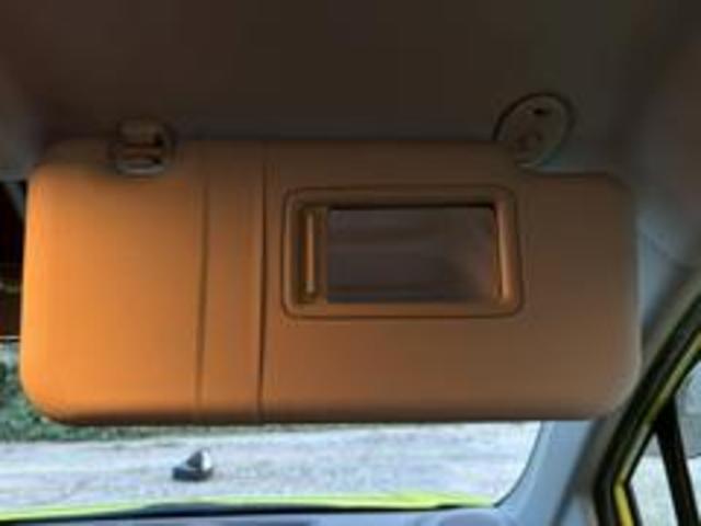 サンバイザーの鏡も綺麗な状態。エアバッグの注意喚起ステッカーもしっかり貼られており、安全装備も充実したスペイドです。【スペイド】