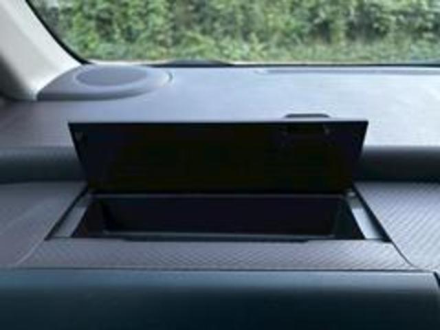 便利なフタ付き収納がダッシュボード上にもあり、小物などを整理できます。スペイドらしい実用性が光る、綺麗な状態です。【スペイド】