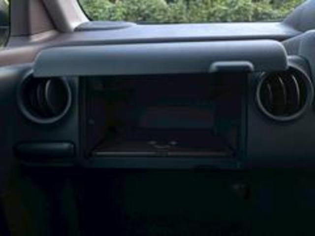 大容量のグローブボックス上部の収納も開放して撮影しました。車検証などの大きな書類も綺麗に収納でき、車内をすっきり保てます。【スペイド】