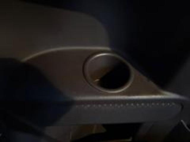 使用感が出やすいカップホルダーや収納スペースも綺麗な状態です。車内をすっきり保てます。【スペイド】