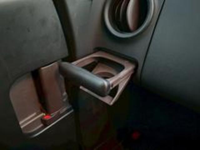 使いたい時だけ引き出せる便利なカップホルダー！収納時も邪魔にならず、非常に綺麗な状態です。【スペイド】