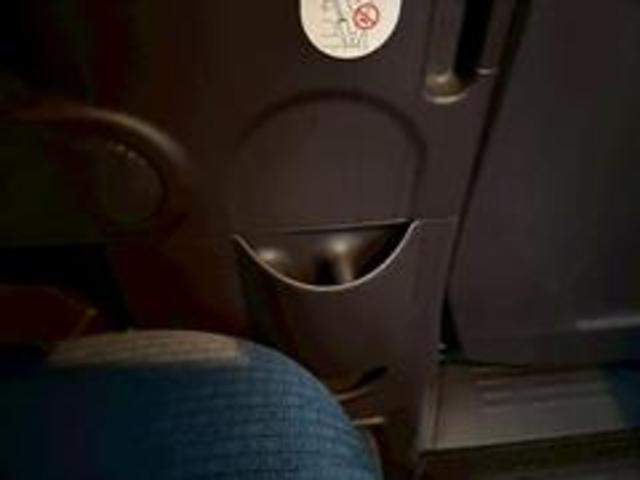 後席足元にある、ちょっとした小物や傘を入れるのに便利な収納も綺麗なままです。スペイドは「隠れた収納」も豊富です。【スペイド】