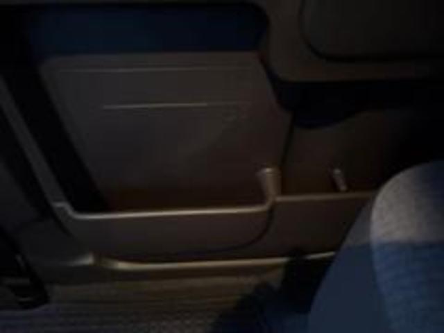 後席ドアの小物入れも綺麗で便利です。同乗者の方の快適性にも配慮した、細部への気遣いが光ります。【スペイド】