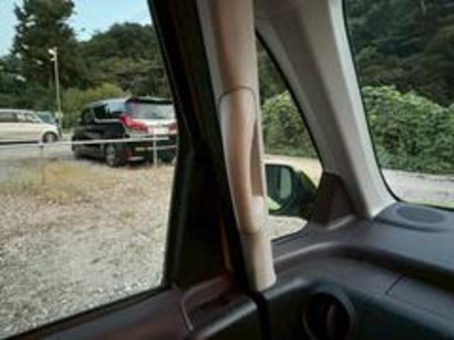 乗り降りをサポートするＡピラーのグリップも綺麗な状態です。特にスペイドの広い開口部での乗り降りが、よりスムーズになります。【スペイド】