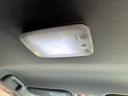 後席の快適性も考慮！後部座席側にも明るいルームランプを装備しています。【アクア】