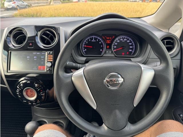 ノート Ｘ　Ｖセレクション＋セーフティ　ナビテレビ　運転席助手席エアバック　アイドリングストップ　キーレスエントリー　衝突安全ボディ　盗難防止システム　踏み間違い防止アシスト　横滑り防止機能　エアバッグ　ＡＢＳ　ＡＡＣ　パワーウィンドウ（5枚目）