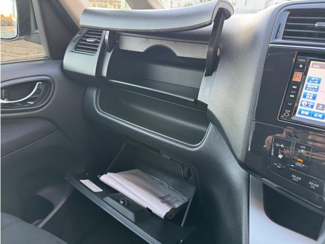 セレナ 20X S-ハイブリッド ナビテレビ ETC PS ABS 助手席エアバッグ 3列シート 寒冷地仕様 ウォークスルー パワーウィンドウ ダブルエアコン フルフラット 衝突安全ボデ 横滑り防止機能 キーレスエントリー(16枚目)