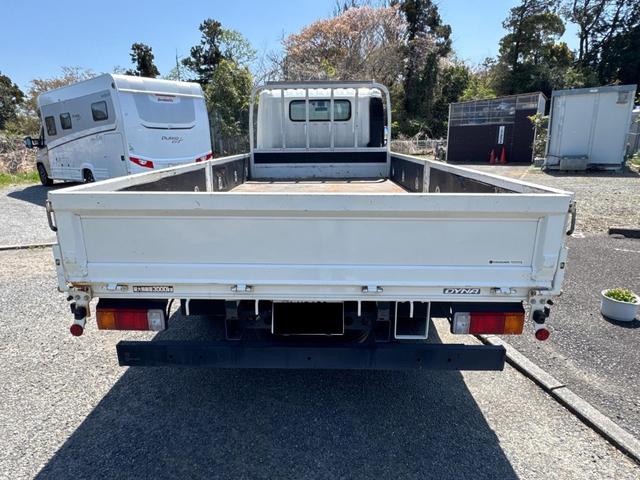 ダイナトラック 　平ボディ　３トンワイドロング　ワンオーナー　記録簿　衝突軽減　レーンキープ　カーナビ　ＥＴＣ　積載量　３０００ｋｇ　排気量４０００ｃｃ　総重量６３６５ｋｇ　３人乗り　カーナビ　ＴＶ　Ｂｌｕｅｔｏｏｔｈ（8枚目）