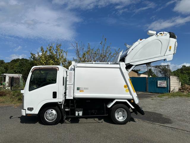 エルフトラック 3トンアームロール 新明和 ワンオーナー レーンキープアシスト アダプティブクルーズコントロール スペアキー キーレス フローティングナビ ETC AUX FM/AMラジオ フロントフォグ メッキ(18枚目)