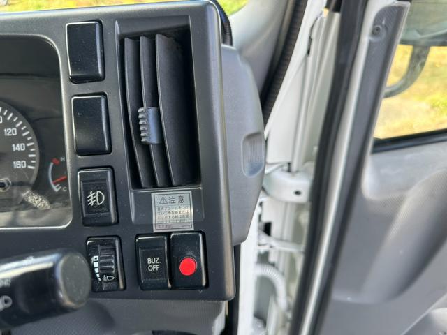 エルフトラック 3トンアームロール 新明和 ワンオーナー レーンキープアシスト アダプティブクルーズコントロール スペアキー キーレス フローティングナビ ETC AUX FM/AMラジオ フロントフォグ メッキ(24枚目)