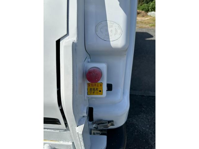 エルフトラック 3トンアームロール 新明和 ワンオーナー レーンキープアシスト アダプティブクルーズコントロール スペアキー キーレス フローティングナビ ETC AUX FM/AMラジオ フロントフォグ メッキ(32枚目)