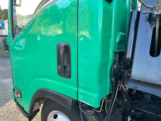 エルフトラック 2tプレス パッカー車 4.3立米 記録簿付 キーレス スペアキー バックモニター ETC フロントフォグランプ 後輪ダブル 電動格納ミラー アイドリングストップ フロア6MT エアコン FM/AM(53枚目)