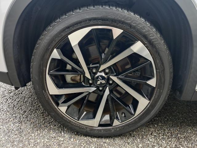 アウトランダーPHEV G ワンオーナー、全周囲モニター、ハーフレザーシート、ハンズフリーリアゲート、シーケンシャルウィンカー、ワイヤレス充電、純正20インチAW(16枚目)