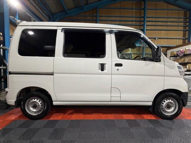 ハイゼットカーゴ ＤＸ　ＳＡＩＩＩ　ワンオーナー・禁煙車・記録簿・衝突被害軽減ブレーキ・パートタイム４ＷＤ・４速オートマ・パワーウインドウ・キーレス・プライバシーガラス・保証書・取説（9枚目）