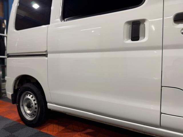ハイゼットカーゴ ＤＸ　ＳＡＩＩＩ　ワンオーナー・禁煙車・記録簿・衝突被害軽減ブレーキ・パートタイム４ＷＤ・４速オートマ・パワーウインドウ・キーレス・プライバシーガラス・保証書・取説（27枚目）