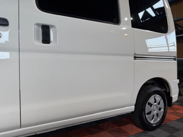 ハイゼットカーゴ クルーズＳＡＩＩＩ　ワンオーナー・４速オートマ・禁煙車・スマートアシスト３・メモリーナビ・バックカメラ・キーレス・電動格納ミラー・ＰＷ・プライバシーガラス・両側スライドドア・保証書・取説（33枚目）