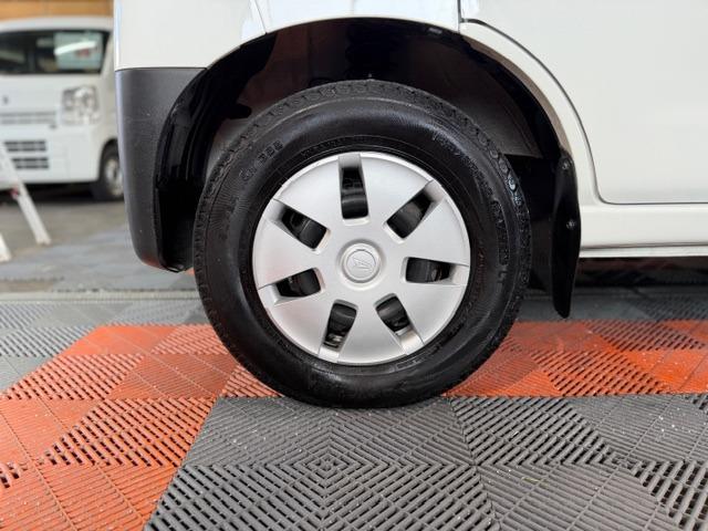 ハイゼットカーゴ クルーズＳＡＩＩＩ　ワンオーナー・４速オートマ・禁煙車・スマートアシスト３・メモリーナビ・バックカメラ・キーレス・電動格納ミラー・ＰＷ・プライバシーガラス・両側スライドドア・保証書・取説（35枚目）