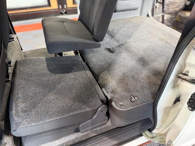 ハイゼットカーゴ クルーズＳＡＩＩＩ　ワンオーナー・４速オートマ・禁煙車・スマートアシスト３・メモリーナビ・バックカメラ・キーレス・電動格納ミラー・ＰＷ・プライバシーガラス・両側スライドドア・保証書・取説（60枚目）