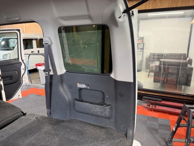 ハイゼットカーゴ クルーズＳＡＩＩＩ　ワンオーナー・４速オートマ・禁煙車・スマートアシスト３・メモリーナビ・バックカメラ・キーレス・電動格納ミラー・ＰＷ・プライバシーガラス・両側スライドドア・保証書・取説（64枚目）