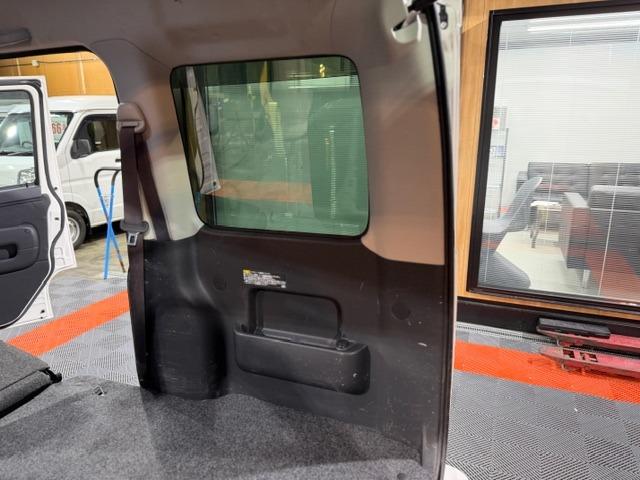 ハイゼットカーゴ クルーズＳＡＩＩＩ　ワンオーナー・記録簿・スマートアシスト３・禁煙車・メモリーナビ・バックカメラ・キーレス・電動格納ミラー・全席ＰＷ・オーバーヘッドシェルフ・両側スライドドア・保証書・取説（65枚目）