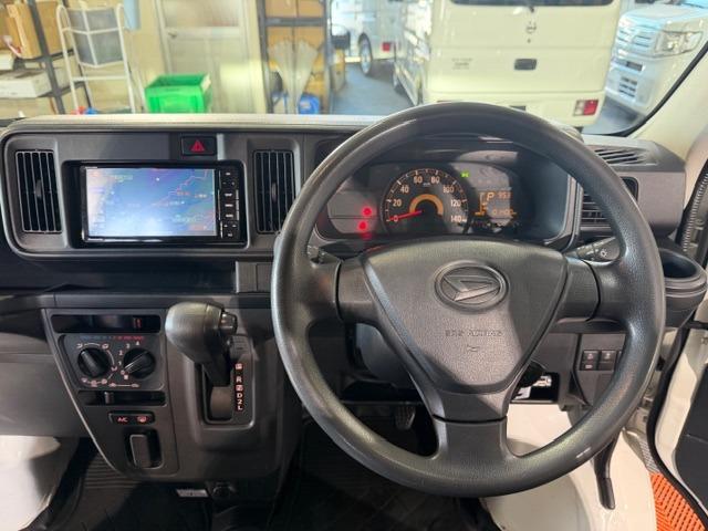 ハイゼットカーゴ ＤＸ　ＳＡＩＩＩ　ワンオーナー・禁煙車・記録簿・純正ＬＥＤヘッドライト・スマートアシスト・オートライト・ナビ・Ｂｌｕｅｔｏｏｔｈ・フルセグＴＶ・パワーウインドウ・キーレス・ＰＶガラス・荷室マット新品・保証書・取説（4枚目）