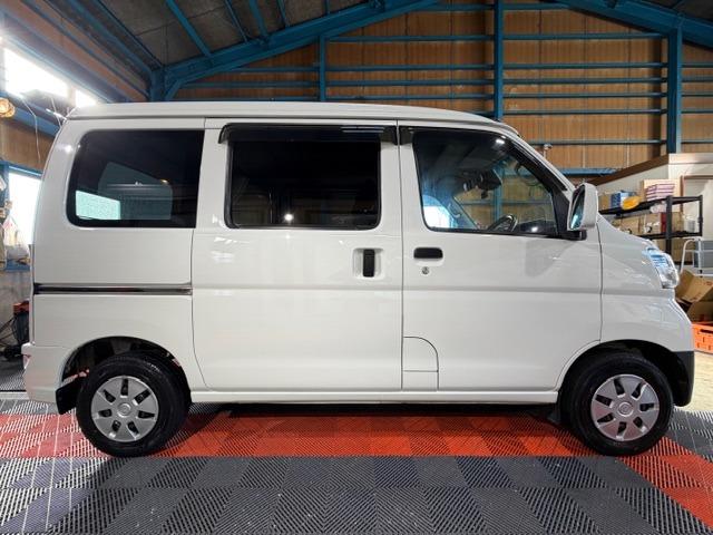ハイゼットカーゴ クルーズSAIII ビジネスパッケージ・禁煙車・電動格納ミラー・フルフラットシート・パワーウインドウ・キーレス・プライバシーガラス・ディスプレイオーディオ・バックカメラ・アイドリングストップ・オートハイビーム(9枚目)