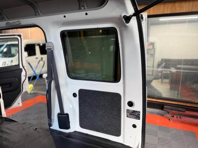 ハイゼットカーゴ クルーズSAIII ビジネスパッケージ・禁煙車・電動格納ミラー・フルフラットシート・パワーウインドウ・キーレス・プライバシーガラス・ディスプレイオーディオ・バックカメラ・アイドリングストップ・オートハイビーム(62枚目)