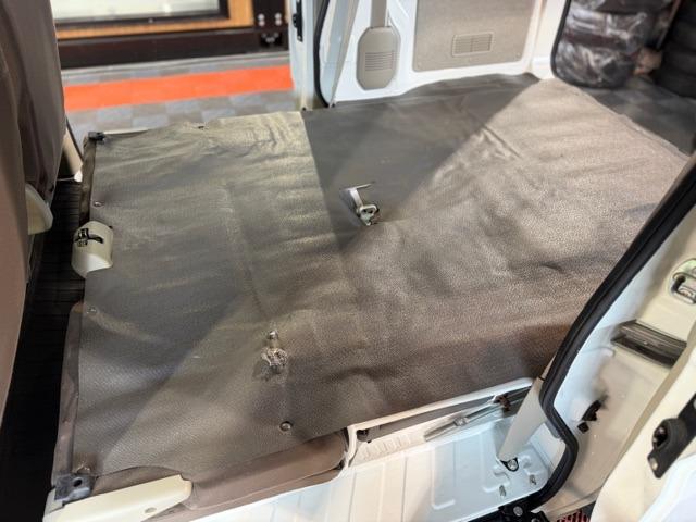 エブリイ PC ワンオーナー・走行946キロ・メモリーナビ・地デジTV・キーレス・スペアキー・パワーウィンドウ・プライバシーガラス・オーバーヘッドシェルフ・両側スライドドア・タイミングチェーンエンジン・保証書・取説(58枚目)