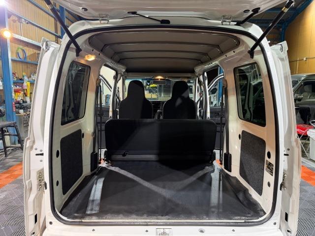 ハイゼットカーゴ ＤＸ　ＳＡＩＩＩ　記録簿・納車時新品タイヤ・純正ＬＥＤヘッドライト・オートライト・４速オートマ・スマートアシスト・アイドリングストップ・オートハイビーム・パワーウインドウ・キーレス・プライバシーガラス・保証書・取説（3枚目）