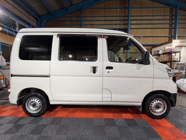 ハイゼットカーゴ ＤＸ　ＳＡＩＩＩ　記録簿・納車時新品タイヤ・純正ＬＥＤヘッドライト・オートライト・４速オートマ・スマートアシスト・アイドリングストップ・オートハイビーム・パワーウインドウ・キーレス・プライバシーガラス・保証書・取説（9枚目）