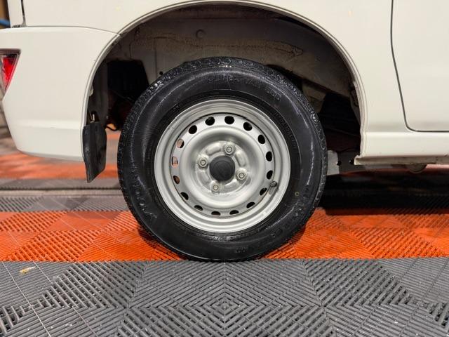 ハイゼットカーゴ ＤＸ　ＳＡＩＩＩ　記録簿・納車時新品タイヤ・純正ＬＥＤヘッドライト・オートライト・４速オートマ・スマートアシスト・アイドリングストップ・オートハイビーム・パワーウインドウ・キーレス・プライバシーガラス・保証書・取説（36枚目）