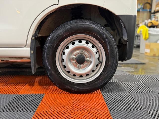 ハイゼットカーゴ ＤＸ　ＳＡＩＩＩ　記録簿・納車時新品タイヤ・純正ＬＥＤヘッドライト・オートライト・４速オートマ・スマートアシスト・アイドリングストップ・オートハイビーム・パワーウインドウ・キーレス・プライバシーガラス・保証書・取説（37枚目）