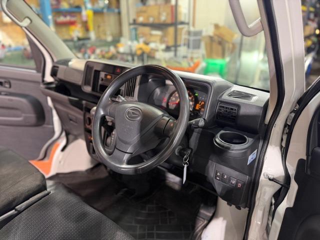 ハイゼットカーゴ ＤＸ　ＳＡＩＩＩ　記録簿・納車時新品タイヤ・純正ＬＥＤヘッドライト・オートライト・４速オートマ・スマートアシスト・アイドリングストップ・オートハイビーム・パワーウインドウ・キーレス・プライバシーガラス・保証書・取説（40枚目）