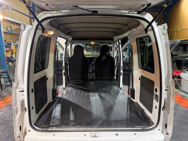 ハイゼットカーゴ ＤＸ　ＳＡＩＩＩ　記録簿・納車時新品タイヤ・純正ＬＥＤヘッドライト・オートライト・４速オートマ・スマートアシスト・アイドリングストップ・オートハイビーム・パワーウインドウ・キーレス・プライバシーガラス・保証書・取説（58枚目）