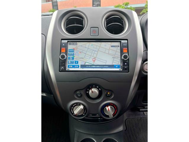 ノート Ｘ　全周囲カメラ　ナビ　スマートキー　アイドリングストップ　電動格納ミラー　ＣＶＴ　盗難防止システム　衝突安全ボディ　ＡＢＳ　ミュージックプレイヤー接続可　エアコン　パワーステアリング　パワーウィンドウ（3枚目）