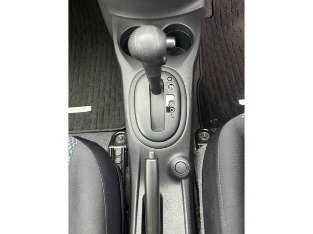 ノート Ｘ　全周囲カメラ　ナビ　スマートキー　アイドリングストップ　電動格納ミラー　ＣＶＴ　盗難防止システム　衝突安全ボディ　ＡＢＳ　ミュージックプレイヤー接続可　エアコン　パワーステアリング　パワーウィンドウ（5枚目）