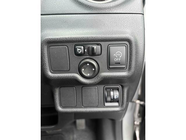 ノート Ｘ　全周囲カメラ　ナビ　スマートキー　アイドリングストップ　電動格納ミラー　ＣＶＴ　盗難防止システム　衝突安全ボディ　ＡＢＳ　ミュージックプレイヤー接続可　エアコン　パワーステアリング　パワーウィンドウ（6枚目）