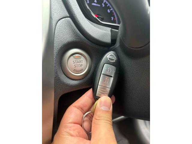 ノート Ｘ　全周囲カメラ　ナビ　スマートキー　アイドリングストップ　電動格納ミラー　ＣＶＴ　盗難防止システム　衝突安全ボディ　ＡＢＳ　ミュージックプレイヤー接続可　エアコン　パワーステアリング　パワーウィンドウ（7枚目）