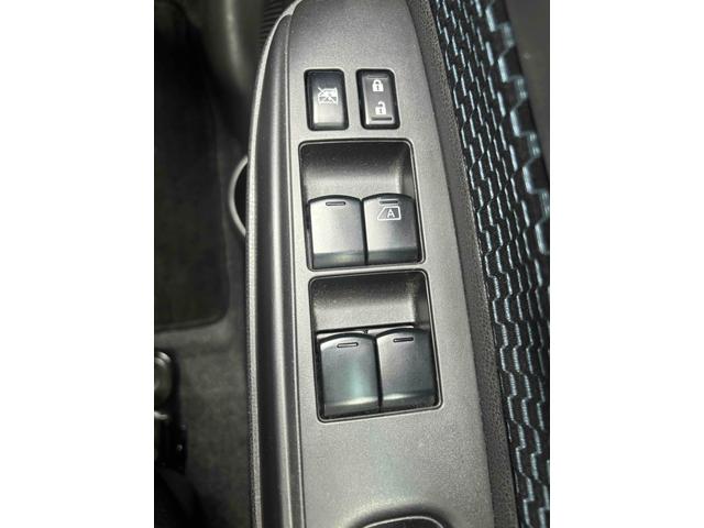 ノート Ｘ　全周囲カメラ　ナビ　スマートキー　アイドリングストップ　電動格納ミラー　ＣＶＴ　盗難防止システム　衝突安全ボディ　ＡＢＳ　ミュージックプレイヤー接続可　エアコン　パワーステアリング　パワーウィンドウ（8枚目）