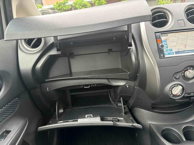 ノート Ｘ　全周囲カメラ　ナビ　スマートキー　アイドリングストップ　電動格納ミラー　ＣＶＴ　盗難防止システム　衝突安全ボディ　ＡＢＳ　ミュージックプレイヤー接続可　エアコン　パワーステアリング　パワーウィンドウ（9枚目）