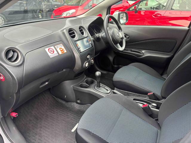 ノート Ｘ　全周囲カメラ　ナビ　スマートキー　アイドリングストップ　電動格納ミラー　ＣＶＴ　盗難防止システム　衝突安全ボディ　ＡＢＳ　ミュージックプレイヤー接続可　エアコン　パワーステアリング　パワーウィンドウ（10枚目）