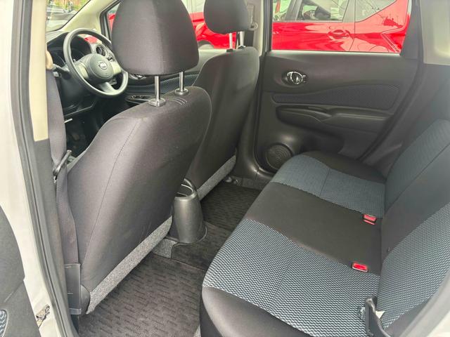 ノート Ｘ　全周囲カメラ　ナビ　スマートキー　アイドリングストップ　電動格納ミラー　ＣＶＴ　盗難防止システム　衝突安全ボディ　ＡＢＳ　ミュージックプレイヤー接続可　エアコン　パワーステアリング　パワーウィンドウ（11枚目）