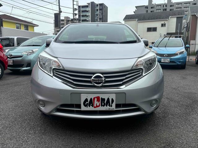 ノート Ｘ　全周囲カメラ　ナビ　スマートキー　アイドリングストップ　電動格納ミラー　ＣＶＴ　盗難防止システム　衝突安全ボディ　ＡＢＳ　ミュージックプレイヤー接続可　エアコン　パワーステアリング　パワーウィンドウ（12枚目）