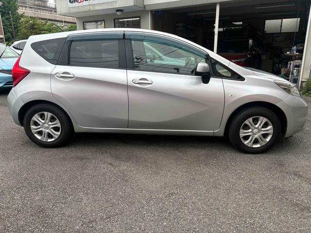 ノート Ｘ　全周囲カメラ　ナビ　スマートキー　アイドリングストップ　電動格納ミラー　ＣＶＴ　盗難防止システム　衝突安全ボディ　ＡＢＳ　ミュージックプレイヤー接続可　エアコン　パワーステアリング　パワーウィンドウ（14枚目）