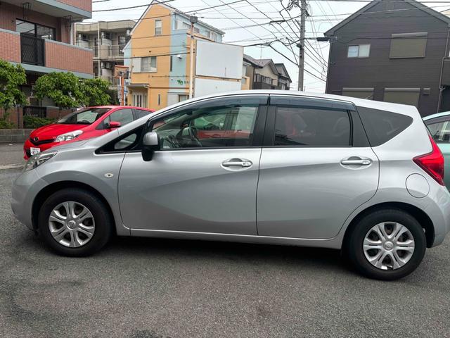 ノート Ｘ　全周囲カメラ　ナビ　スマートキー　アイドリングストップ　電動格納ミラー　ＣＶＴ　盗難防止システム　衝突安全ボディ　ＡＢＳ　ミュージックプレイヤー接続可　エアコン　パワーステアリング　パワーウィンドウ（15枚目）